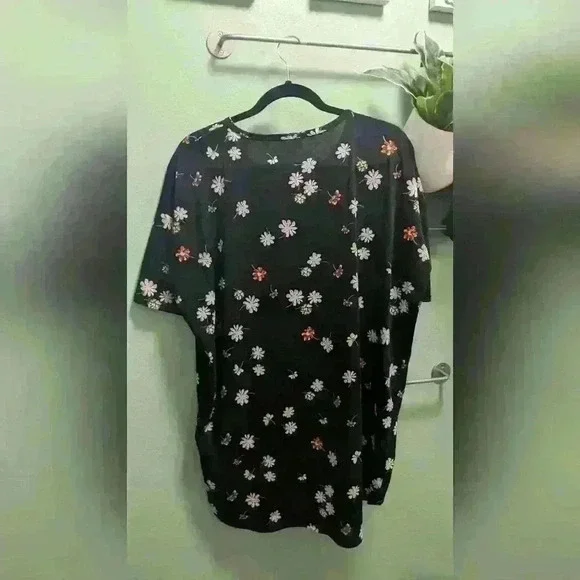 LuLaRoe Irma Top Size Medium - Picture 3 of 3